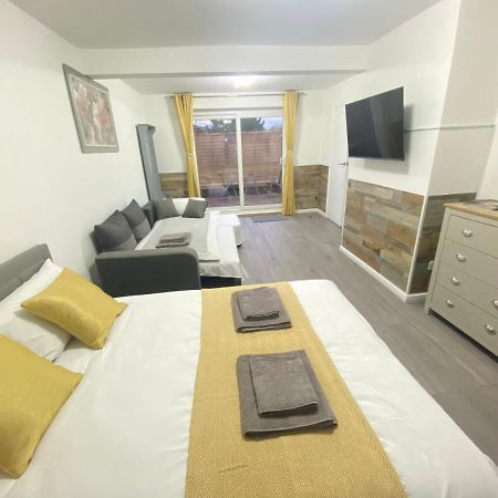 Gatwick Studio Горлі Екстер'єр фото